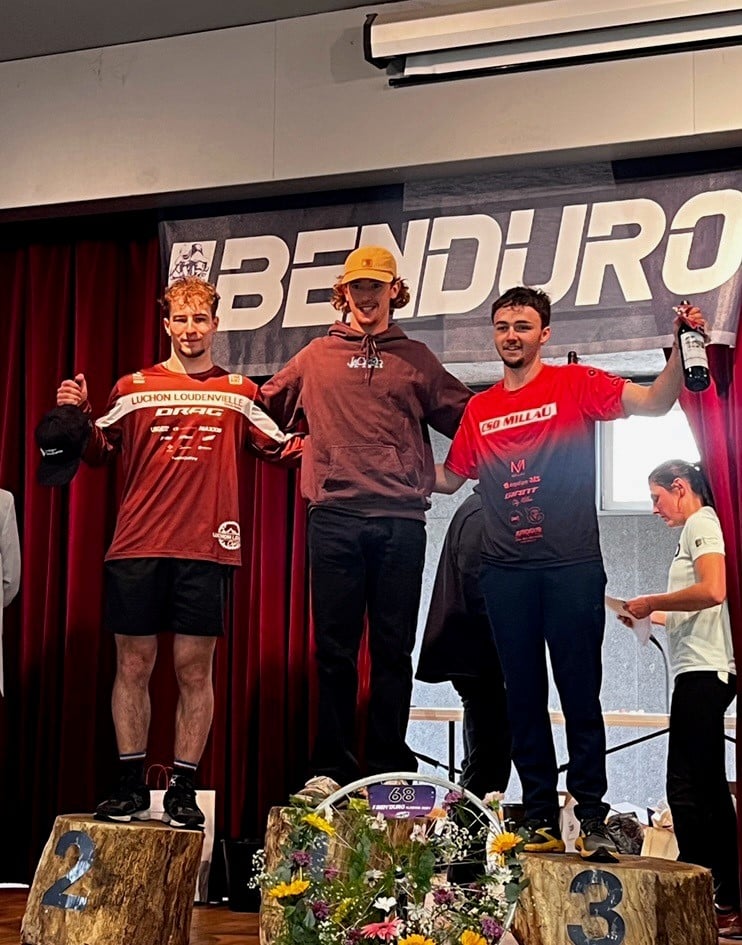 Mattéo en argent en U23 à l'enduro tour de Falgnac